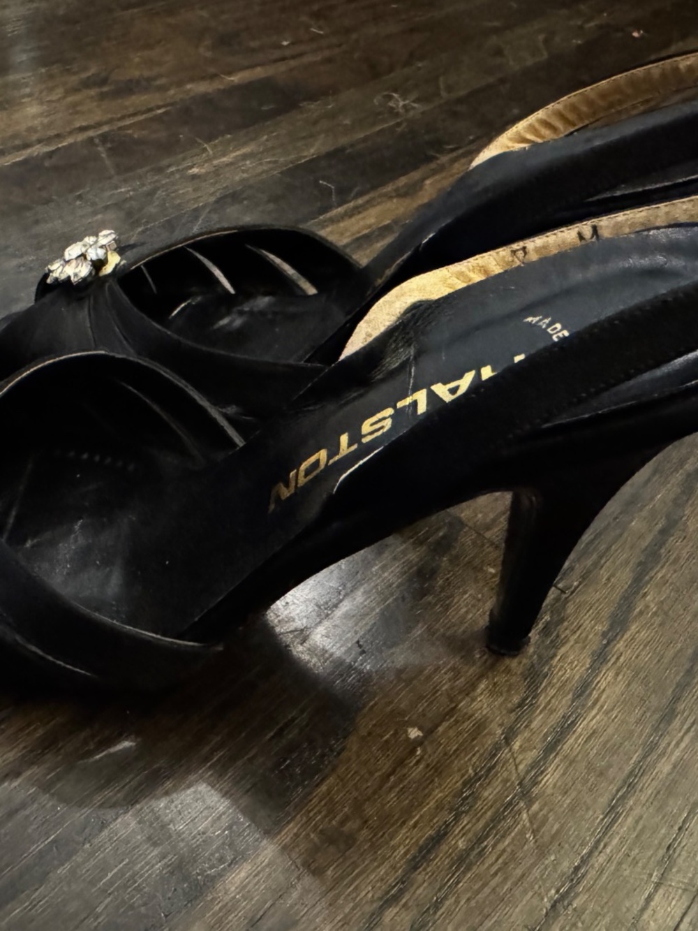 Vintage Halston pump with rhinestone embellishment size 7 - Picture 2 of 6